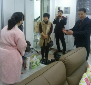칠곡소방서, 구급차에서 출산한 산모 축하 방문