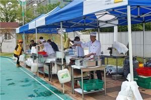 '맛있는 나눔 봉사단' 무료급식, 위안공연
