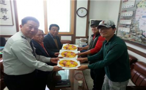 칠곡 약목파출소, '참외' 절도 예방을 위한 스티커 배부
