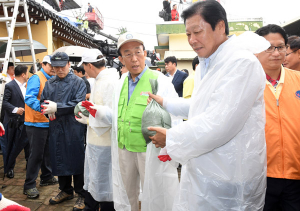 경주 지진 현장 달려간 김관용 경북도지사