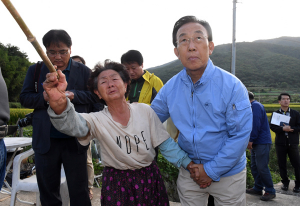 김관용 경북지사, 지진 진앙지에서 주민들과 하룻밤