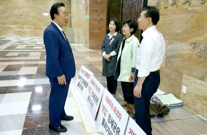 김관용 경북지사, 이정현 새누리당 대표 단식 중단 권유