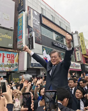 문재인, 전북대 앞 유세 빗속 5천여명 운집 