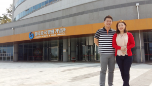 직장에서 만나 직장에서 화촉을 밝히는 공무원 커플