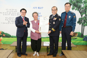 박화진 경북청장이 읊는 사랑의 詩<br>칠곡 '할매 시인을 향한 연가' 감동