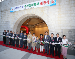화려한 조명 밝힌 구왜관터널