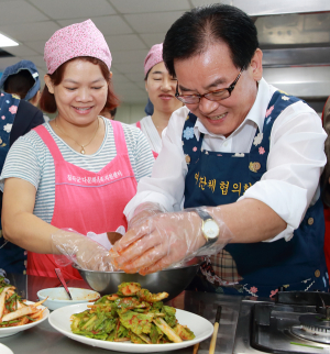 백선기 군수 '다문화가족 사랑의 밥상' 차려