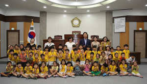 칠곡군의회, 관내 유치원생 방문