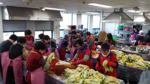칠곡군교육문화회관, 재가복지대상자를 위한‘사랑의 김장담그기’