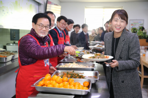 칠곡군 간부공무원, 감사의 정을 담아 직원 배식행사