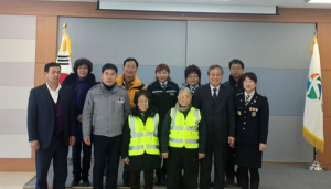 동명면 생활안전협의회, 폐지줍는 어르신들의 안전을 위한 야광안전조끼 전달