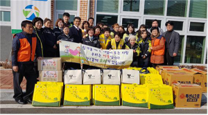 석적읍, 자투리 동전모아 독거노인에 가래떡 및 강정 전달