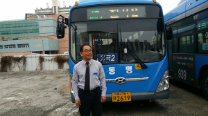 버스기사, 차량에 비치된 소화기로 주택 화재 진압