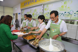 칠곡군의회 의장단, 칠곡군청 직원 배식행사