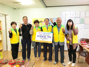왜관읍 지역사회보장협의체, 지역아동복지센터 아동 선물 전달