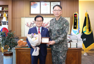 육군제2작전사령부, 백선기 칠곡군수 ‘감사패’ 전달