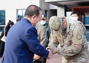 주한미군, 사비 들여 한국인 참전용사 선물 마련 ‘눈길’