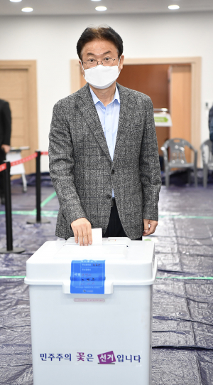 이철우 도지사, 대선 사전투표..소중한 한 표, 꼭! 행사하자