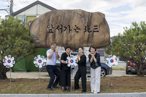집에 걸기만 하던 태극기, 거리에서 모두가 보게 돌린다