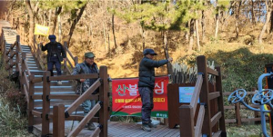 도복목 재활용한 친환경 지팡이 짚고 안전한 산행하세요”