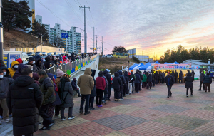 새해 첫날 100m 줄… ‘일출 떡국 맛집’ 된 왜관소공원