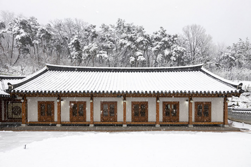 봄꽃 대신 눈꽃 핀 향사아트센터 설경