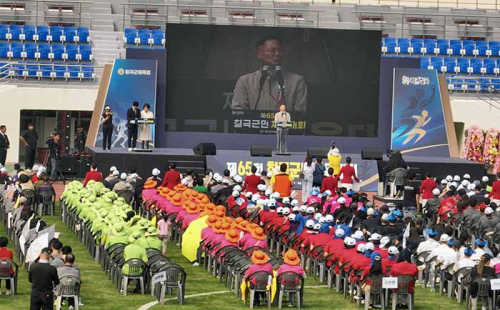8천 군민 함께 뛰고 웃었다…제65회 칠곡군민체육대회 성황