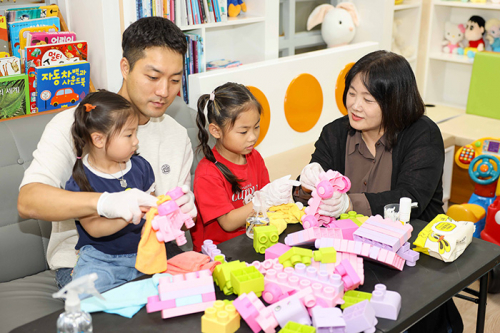 칠곡군의 이색 새마을운동…장난감·손편지로 라오스에 나눔 전한다