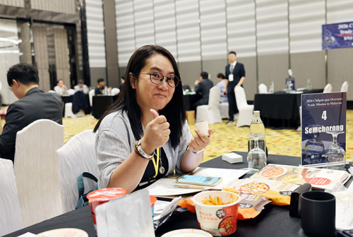 “한국 떡볶이 넘버원”…말레이시아 바이어, K-푸드에 엄지척
